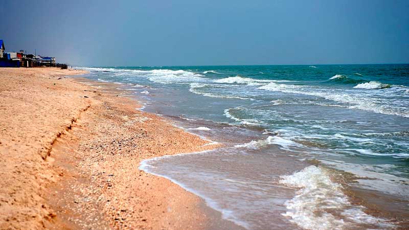 Прибой на пляже Кирилловки. Море и пляж. Кирилловка.