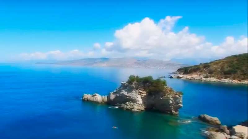 Море в Албании. Албания. На берегу моря.
