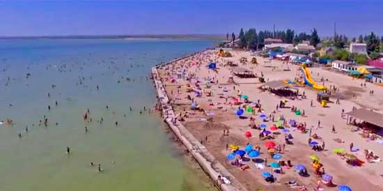 На пляже Геническа Пляж в Геническе