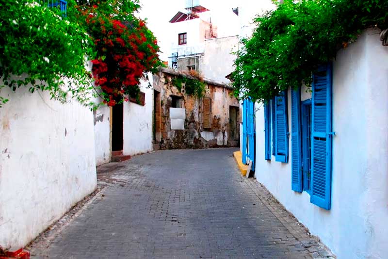 Старые улочки Гирне, Кипр Гирне. Северный Кипр. На старых улочках.