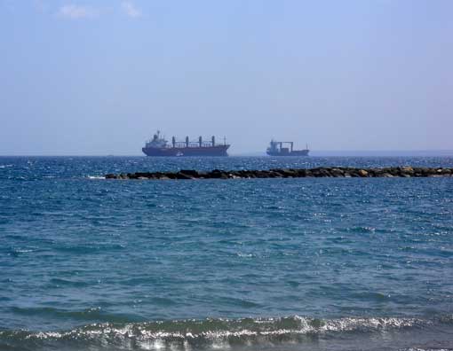 Море у Лимассола, Кипр Корабли на траверзе Лимассола.