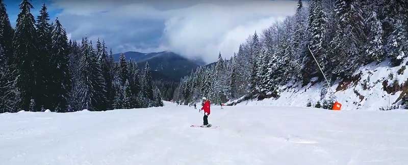 Пампорово. Лыжники на спуске. Болгария. Спуски в Пампорово.